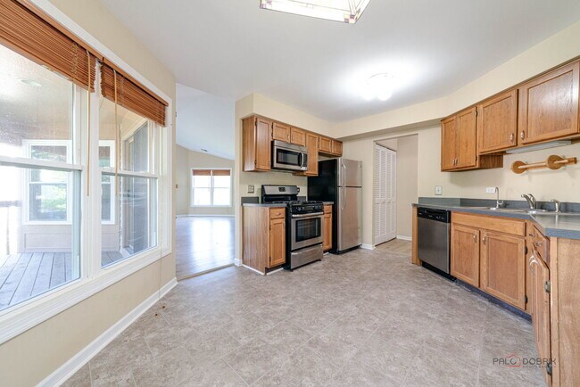 Building Photo - 305 Satinwood Terrace