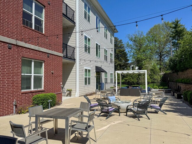 Building Photo - 226 E Lockwood Ave