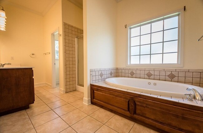 Building Photo - Spacious 4-Bedroom Home with Modern Amenit...