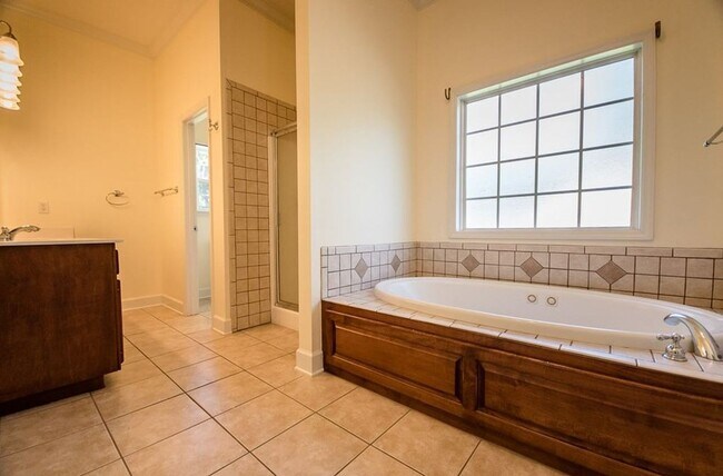 Building Photo - Spacious 4-Bedroom Home with Modern Amenities on Expansive Lot in Valdosta, GA