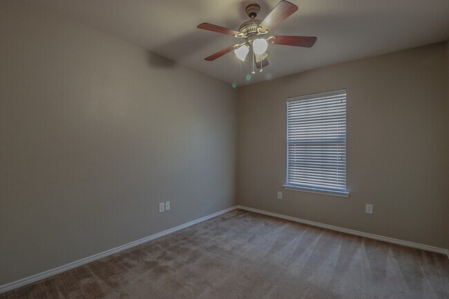 Building Photo - 4Bed/2Bath Available 11/10 !