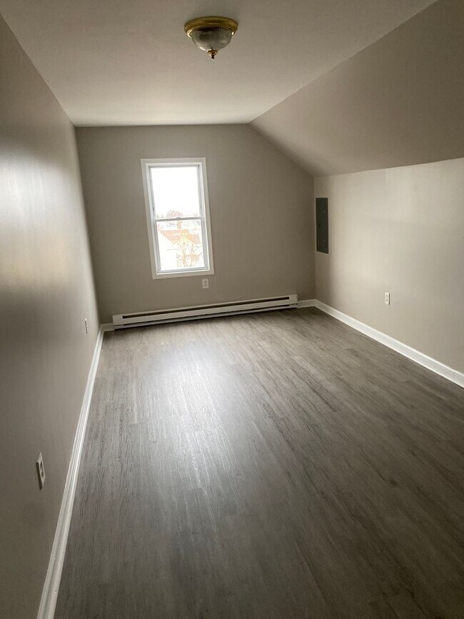 Building Photo - 142 Walnut St