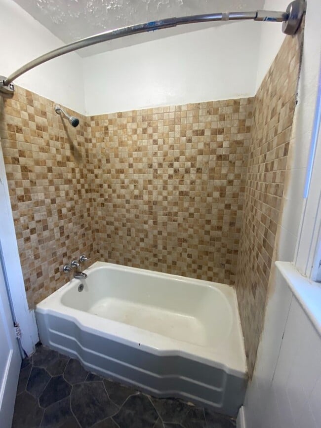 Building Photo - 2109 Thomas Ave