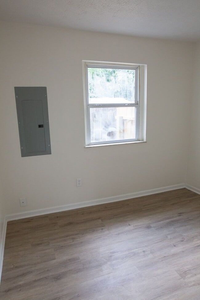 Building Photo - 731 E Deshler Ave