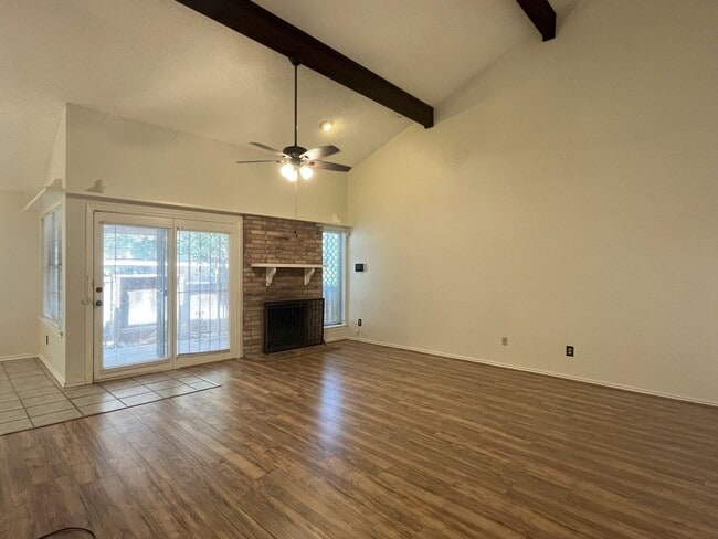Building Photo - Big 3/2 Townhome Close to Downtown