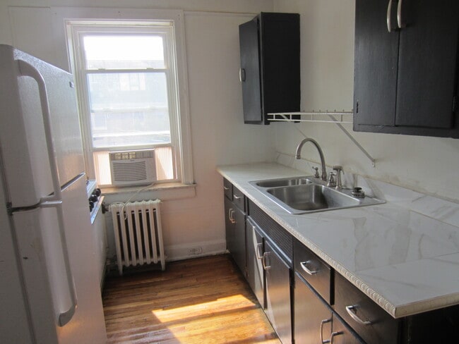 Building Photo - 2805 Stratford Ave