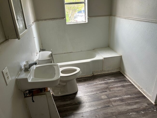 Building Photo - 1828 Scott-