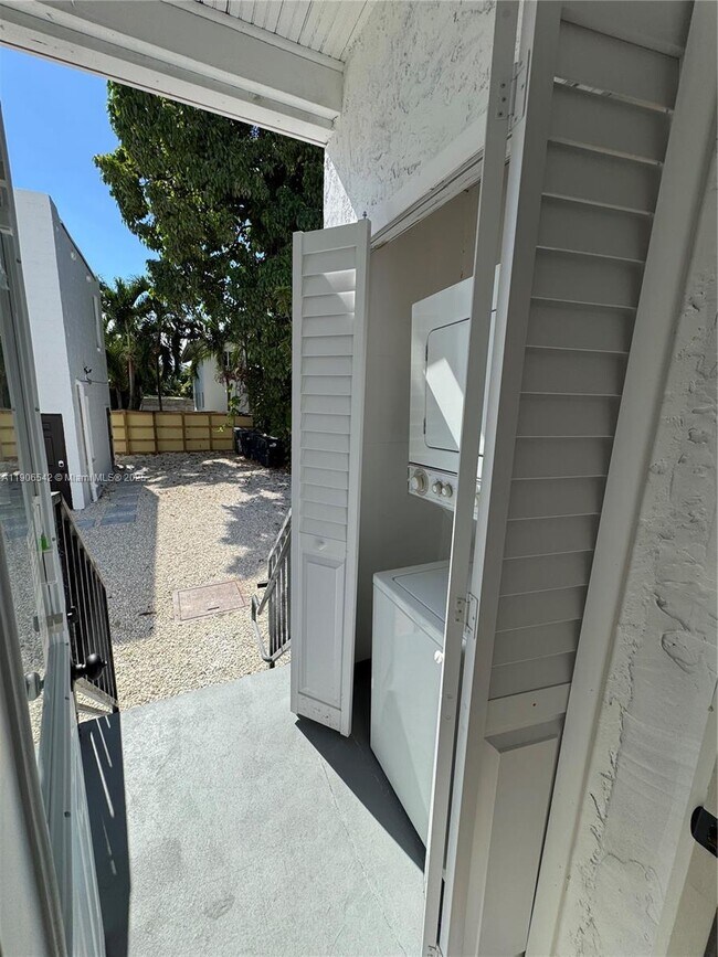 Building Photo - 4028 SW 11th St