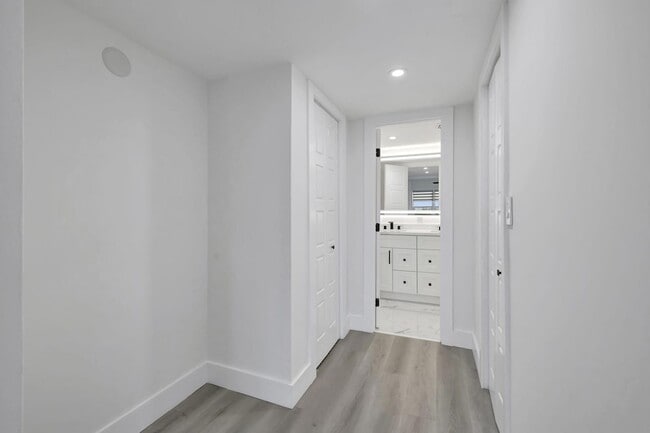 Building Photo - 3050 N Palm Aire Dr