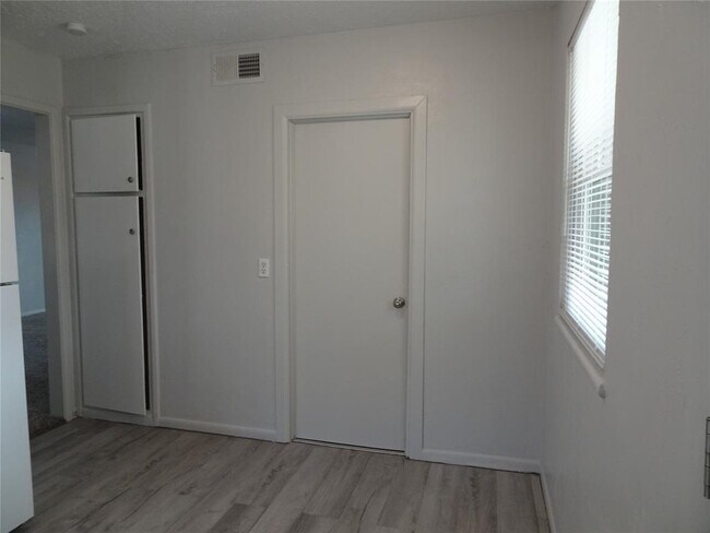 Building Photo - 2305 Maple Dr