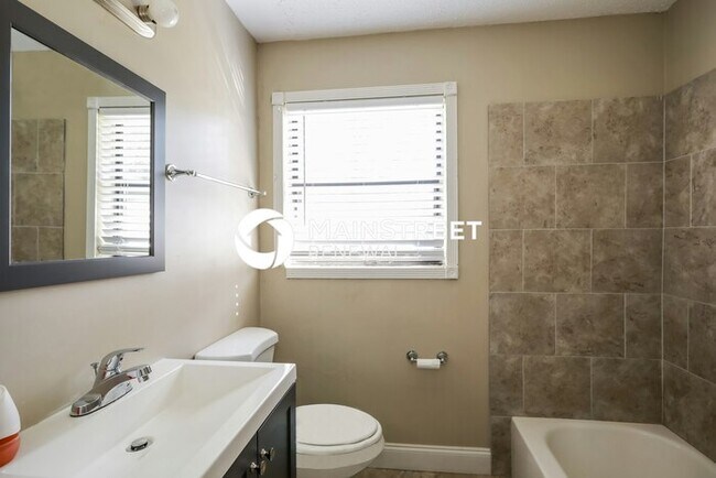 Building Photo - 3 Bedroom Pet-Friendly Home in Jacksonvill...