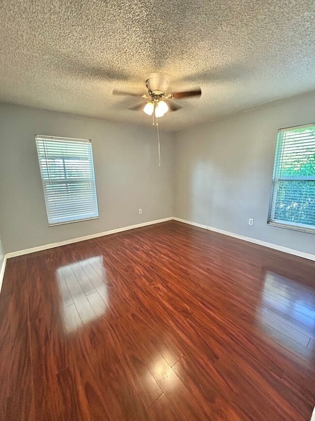 Building Photo - Waterfront Pool Home in Waterford Lakes