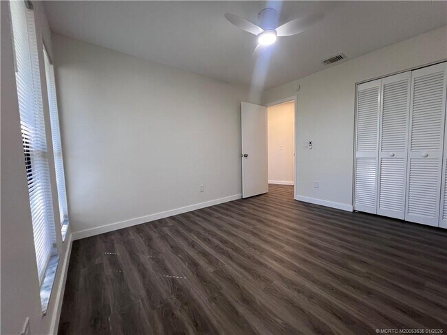 Building Photo - 981 SW Bay State Rd