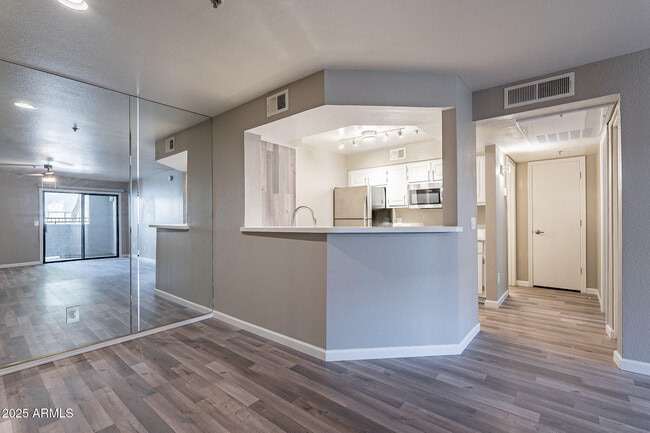 Building Photo - 2025 E Campbell Ave