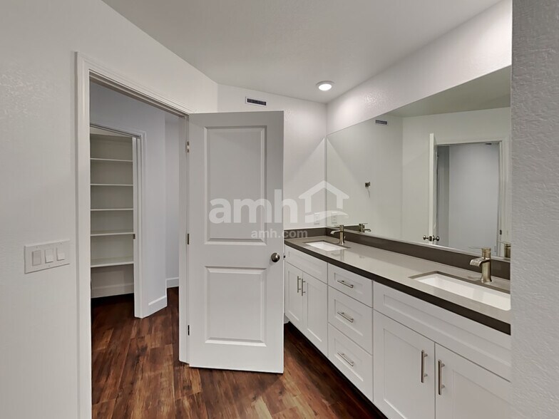 Building Photo - 10430 Bee Balm St