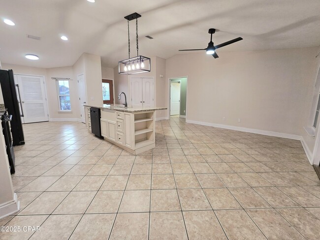 Building Photo - 603 Diamonte Cir