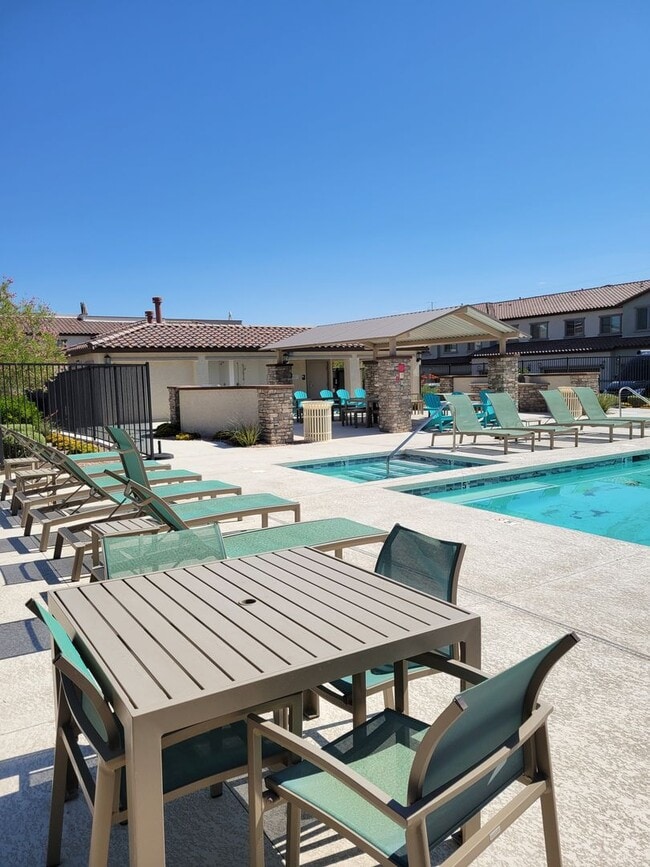 Building Photo - Giant Causeway / Showing 5/1/26