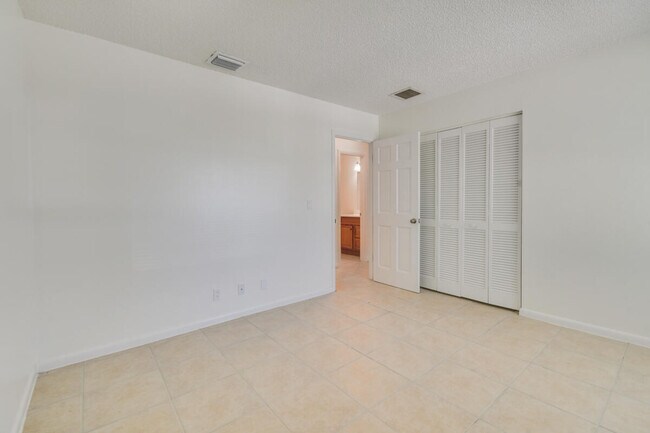 Building Photo - 8839 SE Hobe Ridge Ave