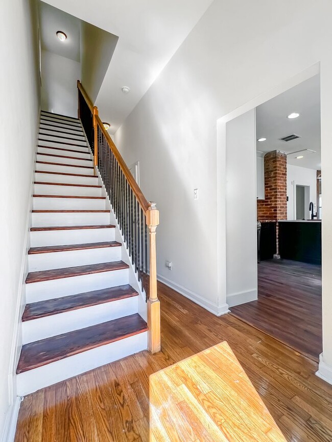 Building Photo - Renovated Oakwood Gem with Modern Amenitie...