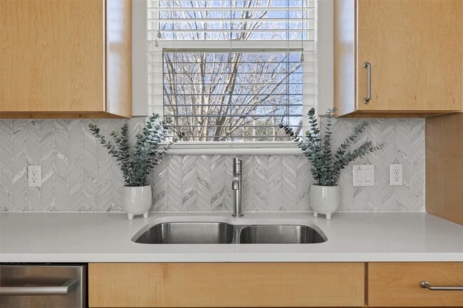 Building Photo - 1716 Adina St