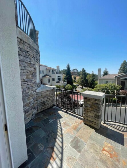 Building Photo - 672 Via Rialto