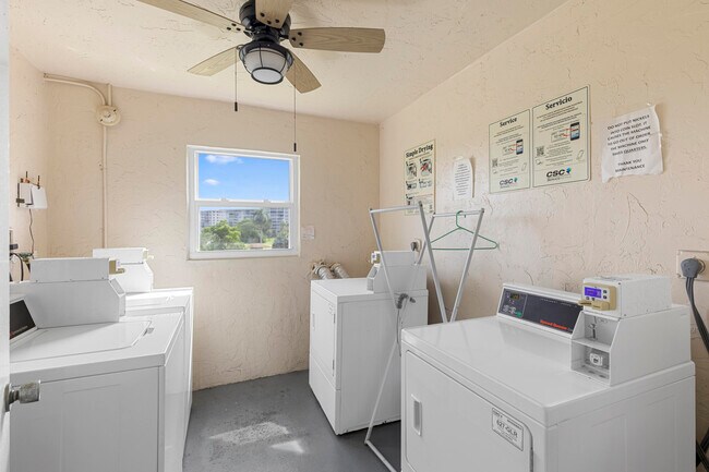 Building Photo - 2901 S Palm Aire Dr