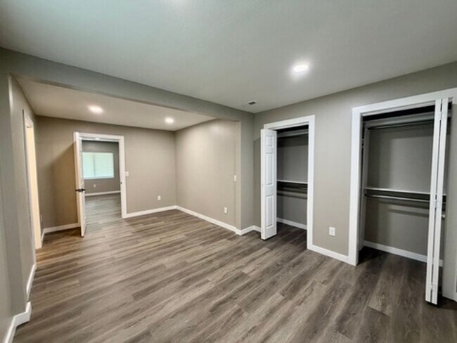 Building Photo - LARGE 4 BEDROOM ALL REMODELED