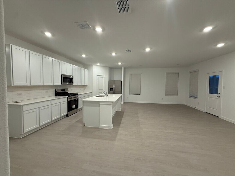 Building Photo - 928 Sugarberry St