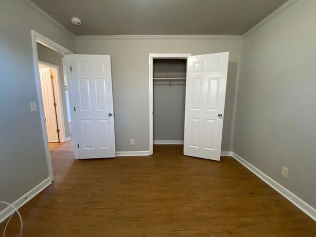 Building Photo - 1 Bedroom Renovated Duplex Unit - Great Location, Backyard