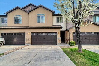 Building Photo - Beautiful Orem Townhome