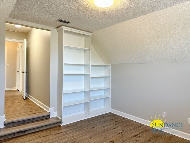 Building Photo - Stunning 4 Bedroom Mary Esther Home, minut...