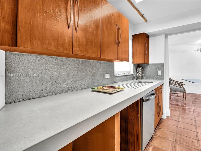 Building Photo - 1881 Washington Ave