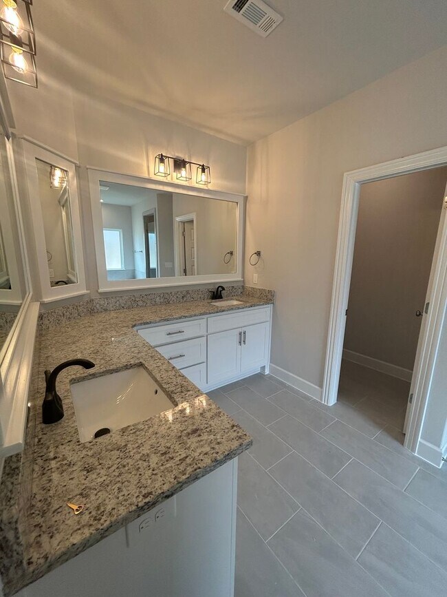 Building Photo - Beautiful Modern Home in Pea Ridge!