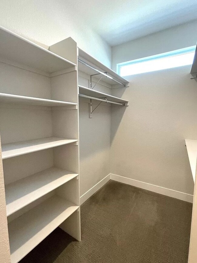 Building Photo - 2 Bedroom 2 Full Bathrooms and 2 Half Bath...