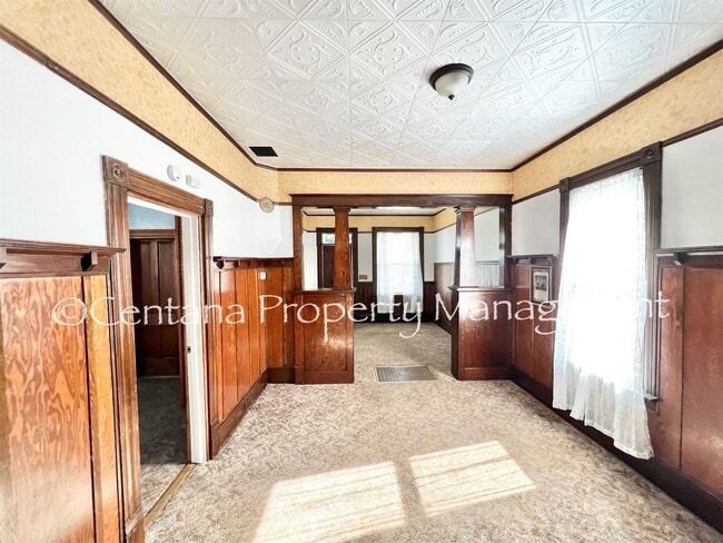 Building Photo - Historic home centrally located and beauti...