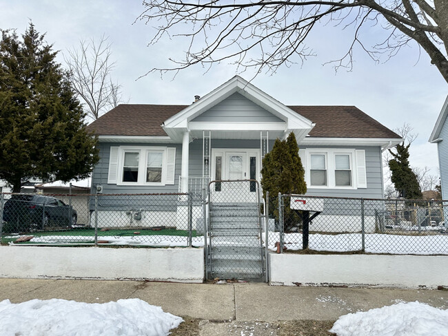 Building Photo - 308 W Almond St