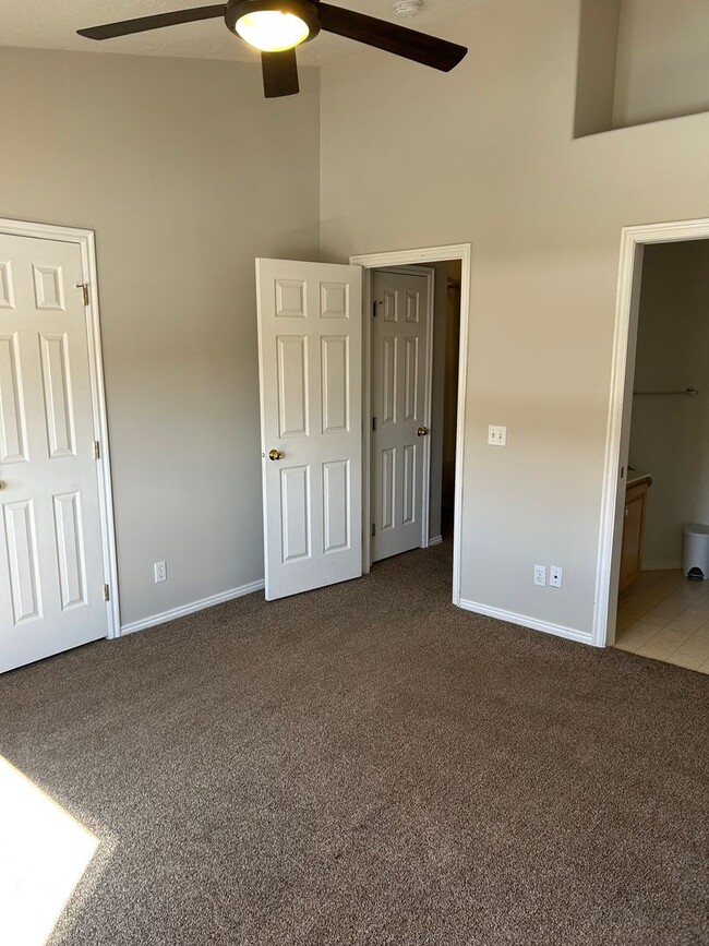 Building Photo - Aztec Circle Townhome, 2 bedroom 2.5 bath,...