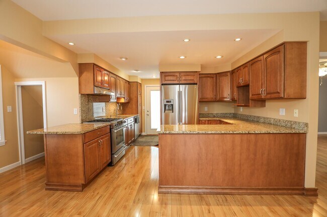 Building Photo - 32 Chapleau Ave