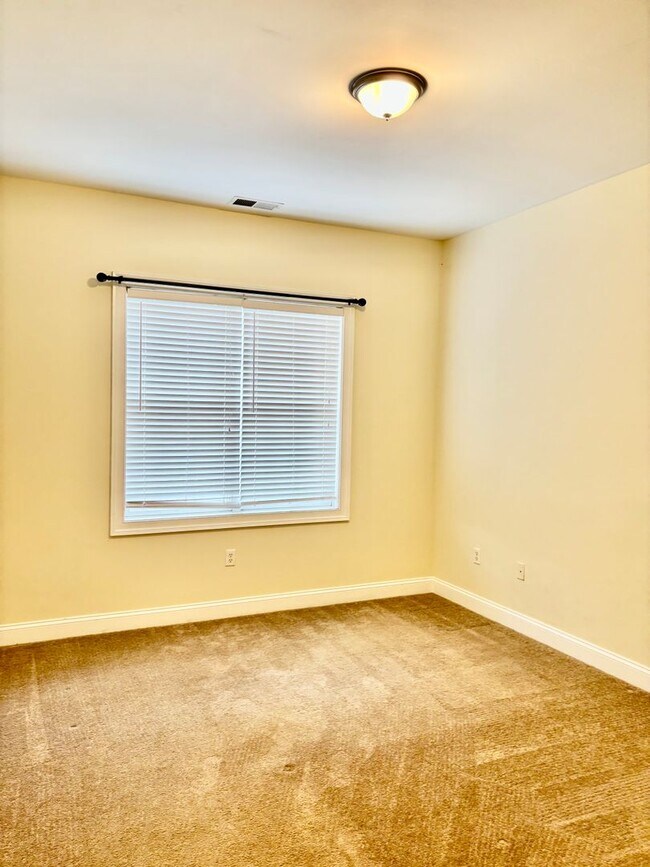 Building Photo - 3 bedroom/ 2 bathroom- Bennington on the Park