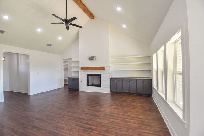 Building Photo - Tour Today! Stunning 4 Bedroom 2 Bath in W...