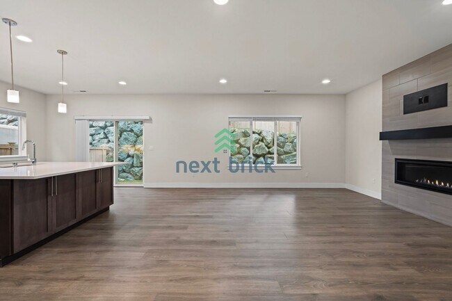 Building Photo - 5 BED & 2.5 BATH SINGLE FAMILY HOUSE FOR RENT