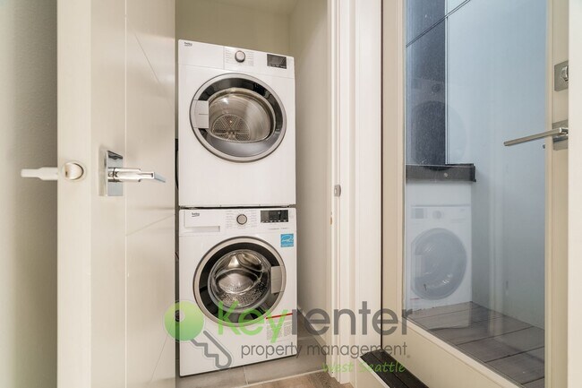 Building Photo - Luxury 3-Bedroom Apartment with Rooftop De...