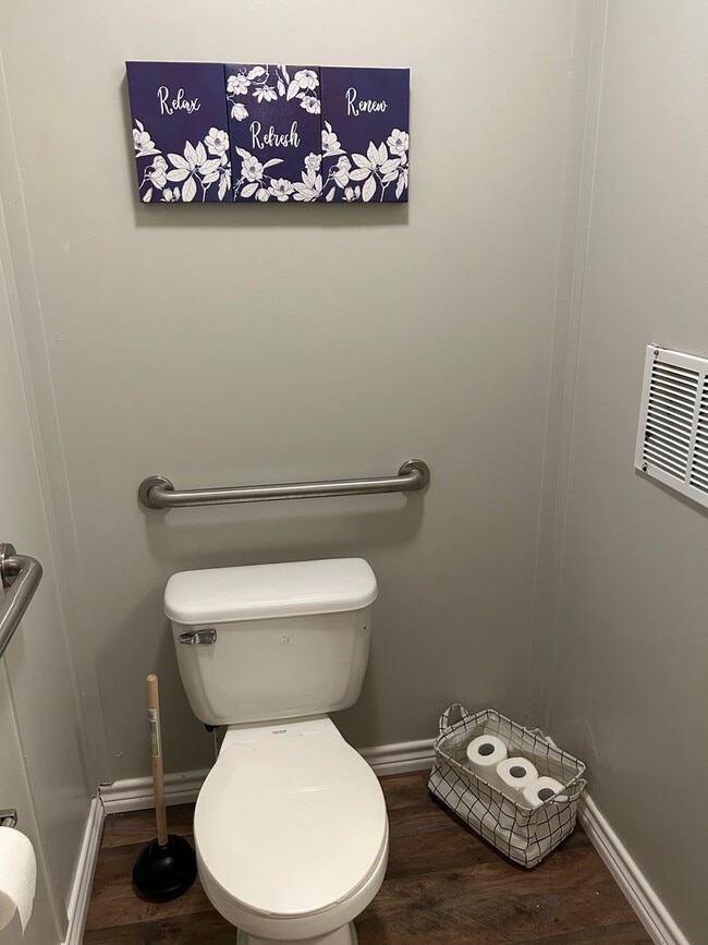 Building Photo - COZY MOBILE HOME AVAILABLE! 1 bed 1 bath i...