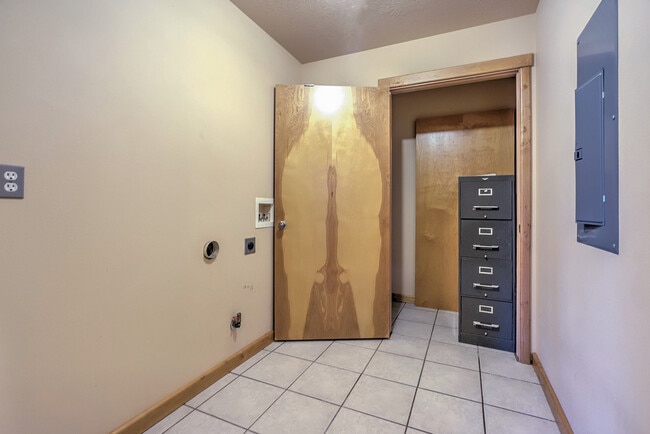 Building Photo - Gorgeous, Custom 4 bed, 3 bath Pet-Friendl...