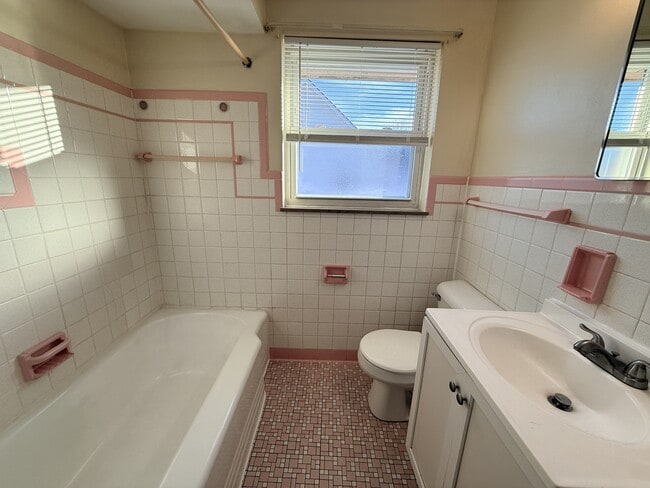 Building Photo - 4760 Holiday Dr