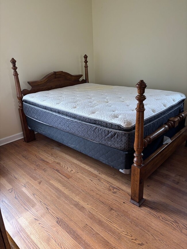 Building Photo - Large 4 Bedroom House in Quiet Country Setting