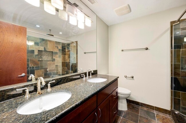 Building Photo - SOUTH LOOP - Gorgeous 3BD/2BTH Townhouse in gated community!