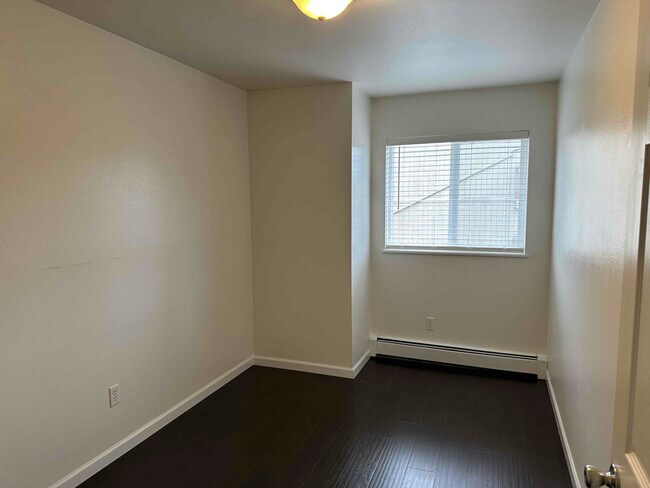 Building Photo - 1930 Congress Cir