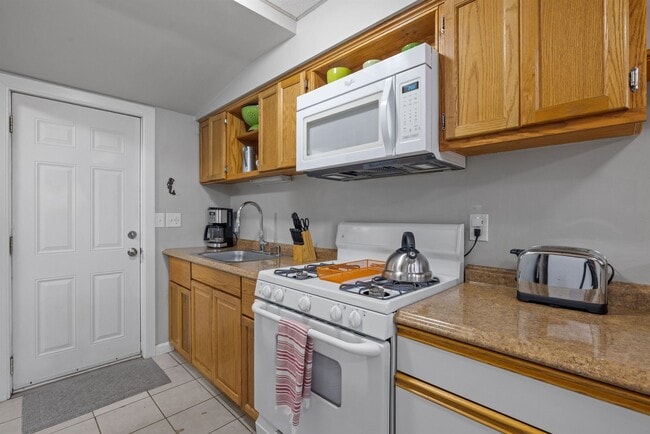 Building Photo - 792 Grove St