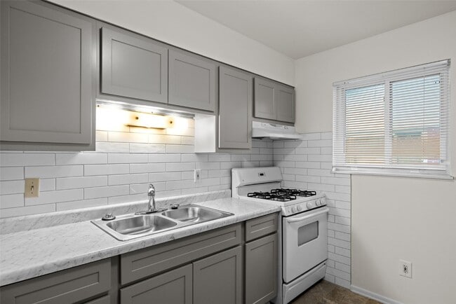 Building Photo - 3557 High Dr
